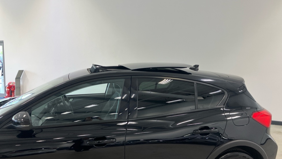 Ford Focus 1.0 EcoBoost 125 Active X 5dr Petrol Hatchback - Image 29