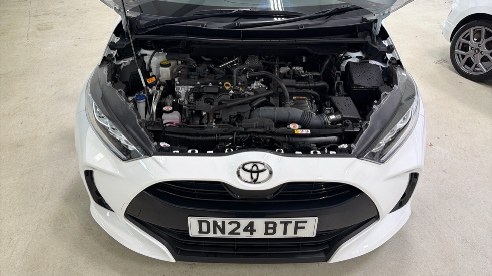 Toyota Yaris 1.5 Hybrid Design 5dr CVT Hybrid Hatchback - Image 8