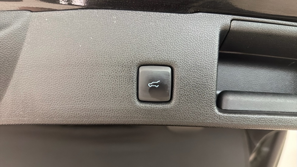 Ford Kuga 2.5 FHEV ST-Line 5dr CVT Hybrid Estate - Image 22