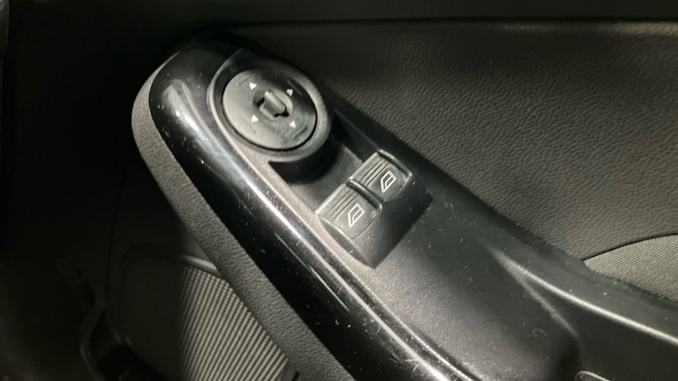 Ford Fiesta 1.25 82 Zetec 5dr Petrol Hatchback - Image 33