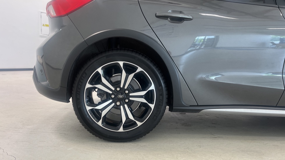 Ford Focus 1.0 EcoBoost 125 Active X 5dr Petrol Hatchback - Image 7
