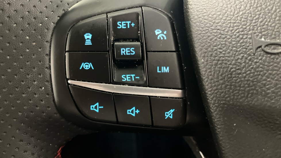 Ford Kuga 2.5 FHEV Graphite Tech Edition 5dr CVT Hybrid Estate - Image 31