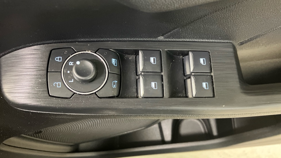 Ford Kuga 2.5 FHEV Graphite Tech Edition 5dr CVT Hybrid Estate - Image 33