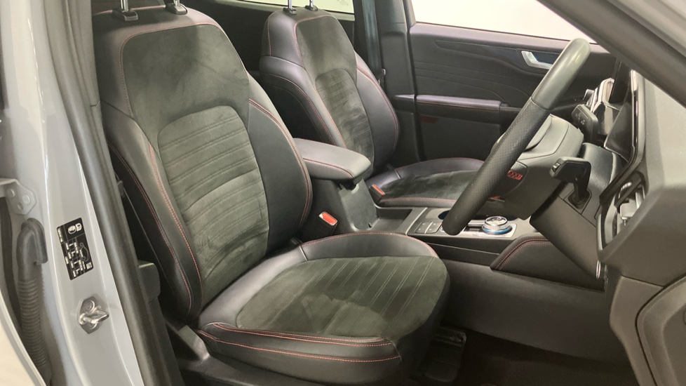 Ford Kuga 2.5 FHEV Graphite Tech Edition 5dr CVT Hybrid Estate - Image 35