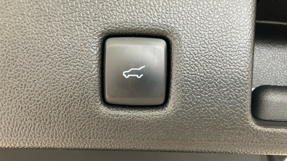 Ford Kuga 2.5 FHEV Graphite Tech Edition 5dr CVT Hybrid Estate - Image 42