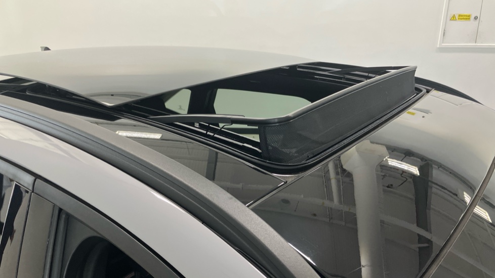 Ford Kuga 2.5 FHEV Graphite Tech Edition 5dr CVT Hybrid Estate - Image 43