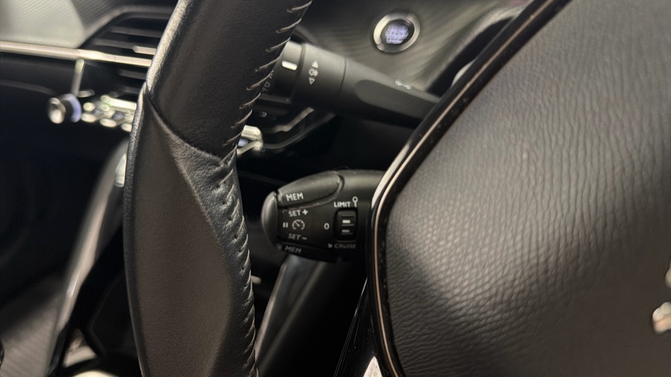 Peugeot 208 1.2 PureTech 100 Allure 5dr Petrol Hatchback - Image 26