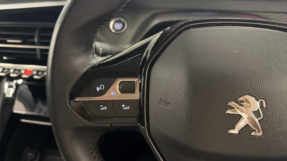 Peugeot 208 1.2 PureTech 100 Allure 5dr Petrol Hatchback - Image 34
