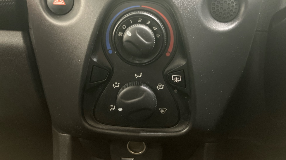 Toyota Aygo 1.0 VVT-i X 5dr Petrol Hatchback - Image 27