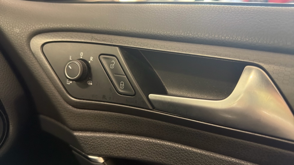 Volkswagen Golf 1.4 TSI GTE Advance 5dr DSG Hatchback - Image 32
