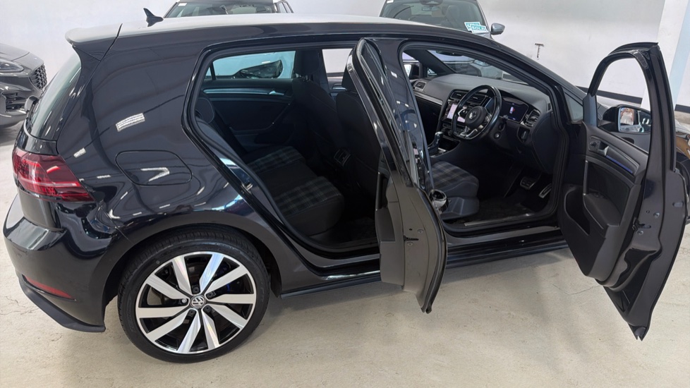 Volkswagen Golf 1.4 TSI GTE Advance 5dr DSG Hatchback - Image 41