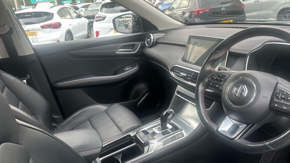 MG HS 1.5 T-GDI SE 5dr DCT Petrol Hatchback - Image 14