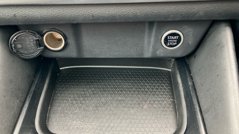 Nissan Qashqai 1.3 DiG-T MH 158 N-Connecta 5dr Xtronic Petrol Hatchback - Image 31