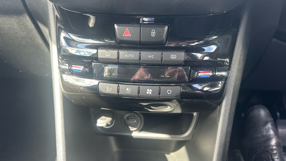 Peugeot 2008 1.2 PureTech 110 Allure Premium 5dr Petrol Estate - Image 22