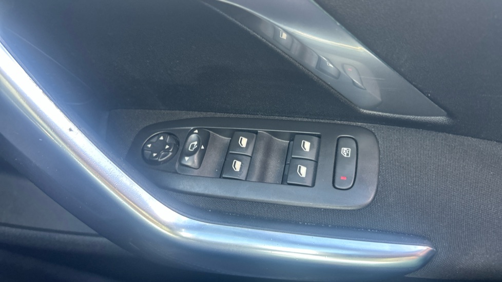 Peugeot 2008 1.2 PureTech 110 Allure Premium 5dr Petrol Estate - Image 28