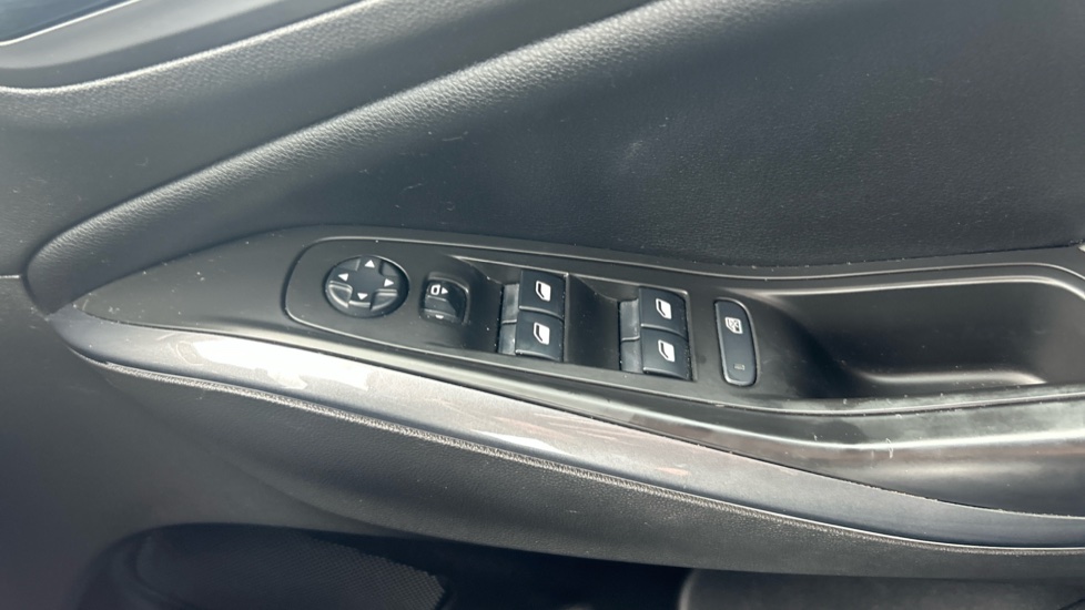 Vauxhall Grandland X 1.2 Turbo Tech Line Nav 5dr Petrol Hatchback - Image 30
