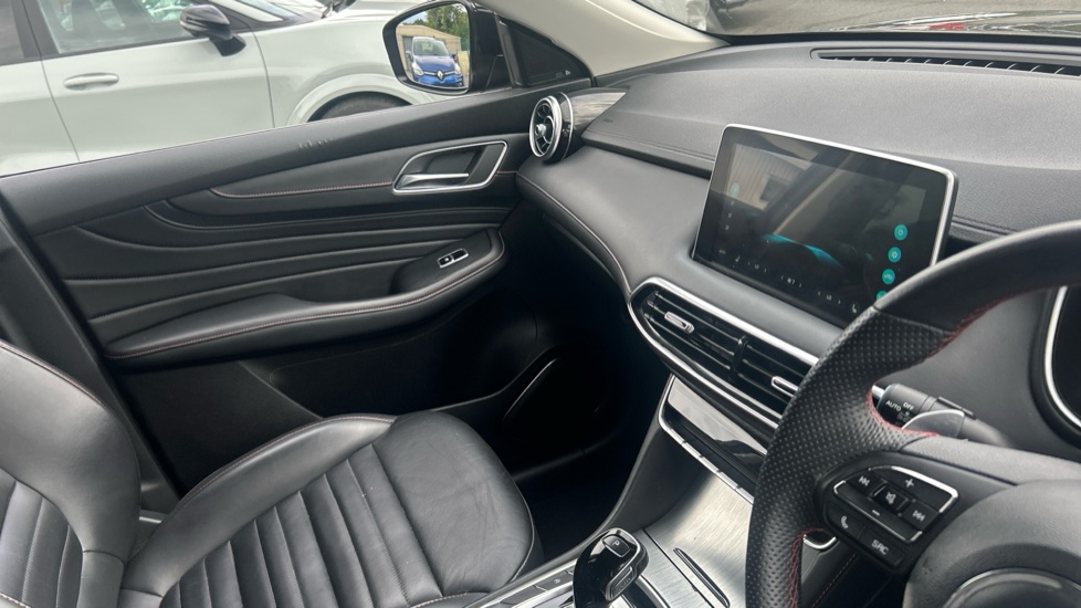 MG HS 1.5 T-GDI Trophy 5dr DCT Petrol Hatchback - Image 14