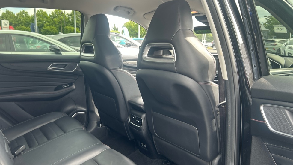 MG HS 1.5 T-GDI Trophy 5dr DCT Petrol Hatchback - Image 39