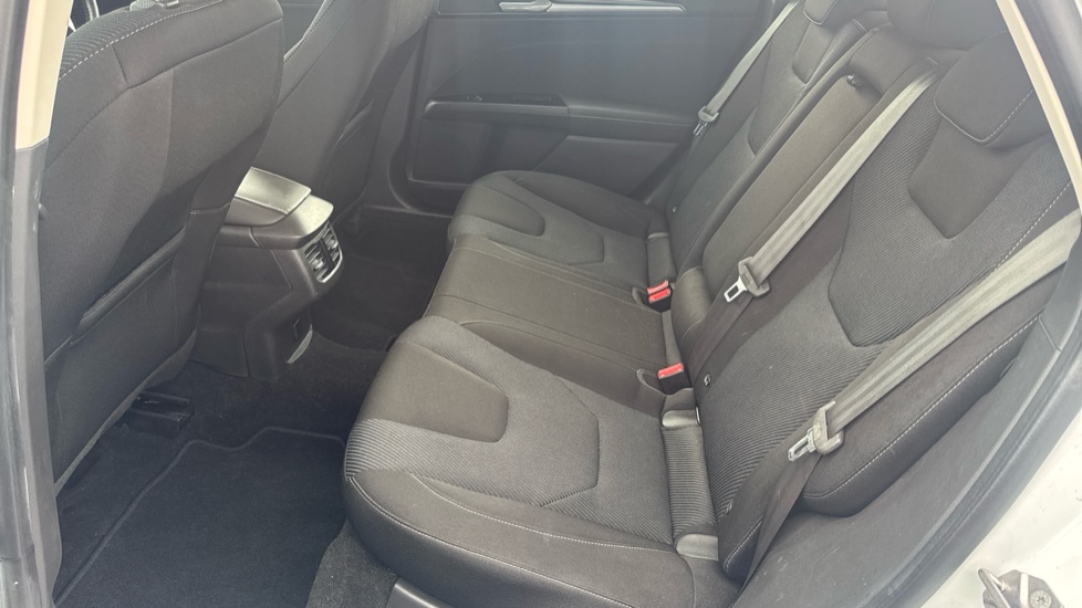 Ford Mondeo 2.0 TDCi ECOnetic Titanium 5dr Diesel Hatchback - Image 16