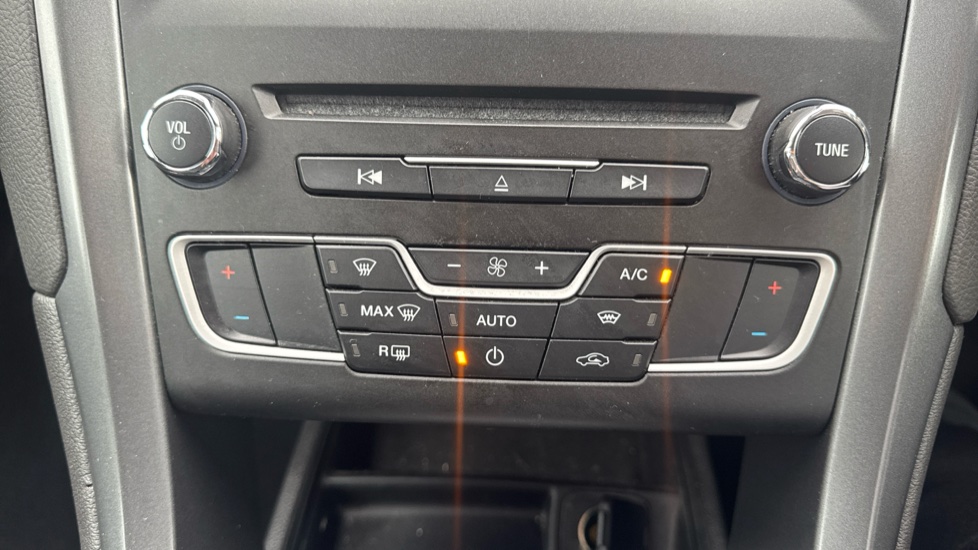 Ford Mondeo 2.0 TDCi ECOnetic Titanium 5dr Diesel Hatchback - Image 25