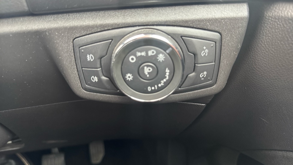 Ford Mondeo 2.0 TDCi ECOnetic Titanium 5dr Diesel Hatchback - Image 31