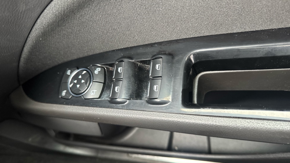 Ford Mondeo 2.0 TDCi ECOnetic Titanium 5dr Diesel Hatchback - Image 33