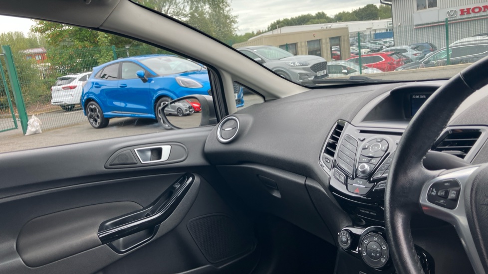 Ford Fiesta 1.25 82 Zetec 3dr Petrol Hatchback - Image 14