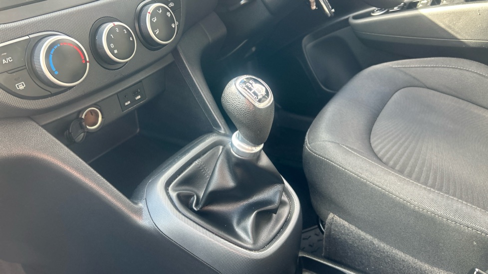 Hyundai i10 1.0 SE 5dr Petrol Hatchback - Image 13