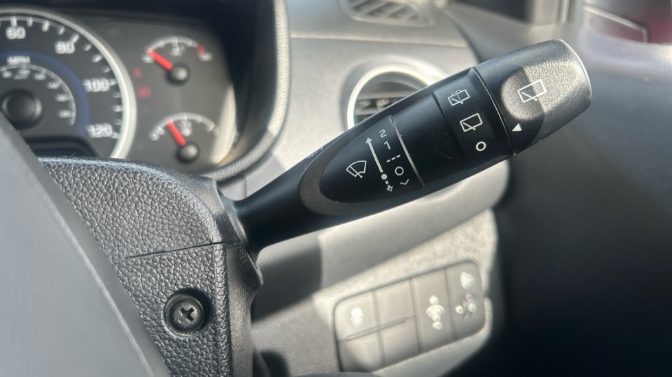 Hyundai i10 1.0 SE 5dr Petrol Hatchback - Image 29