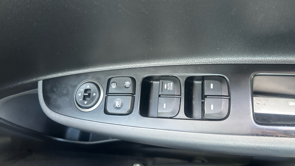 Hyundai i10 1.0 SE 5dr Petrol Hatchback - Image 31