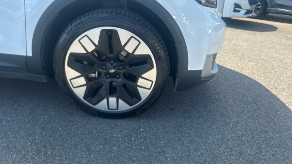 Ford Explorer 250kW Premium 79kWh AWD 5dr Auto Electric Estate - Image 36