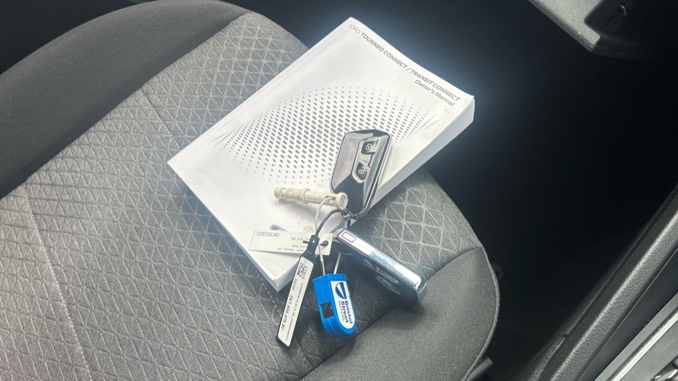 Ford Tourneo Connect 2.0 EcoBlue Titanium 5dr Auto Diesel Estate - Image 19