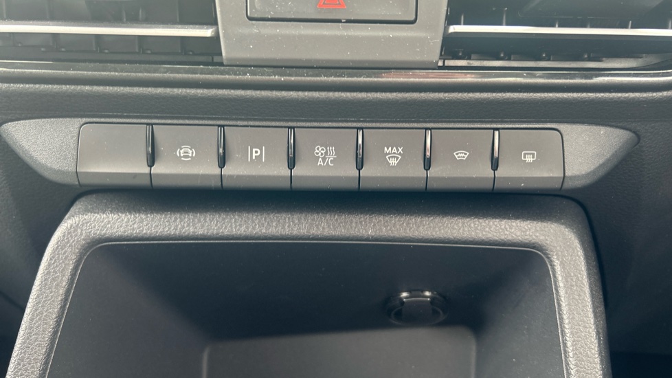 Ford Tourneo Connect 2.0 EcoBlue Titanium 5dr Auto Diesel Estate - Image 31