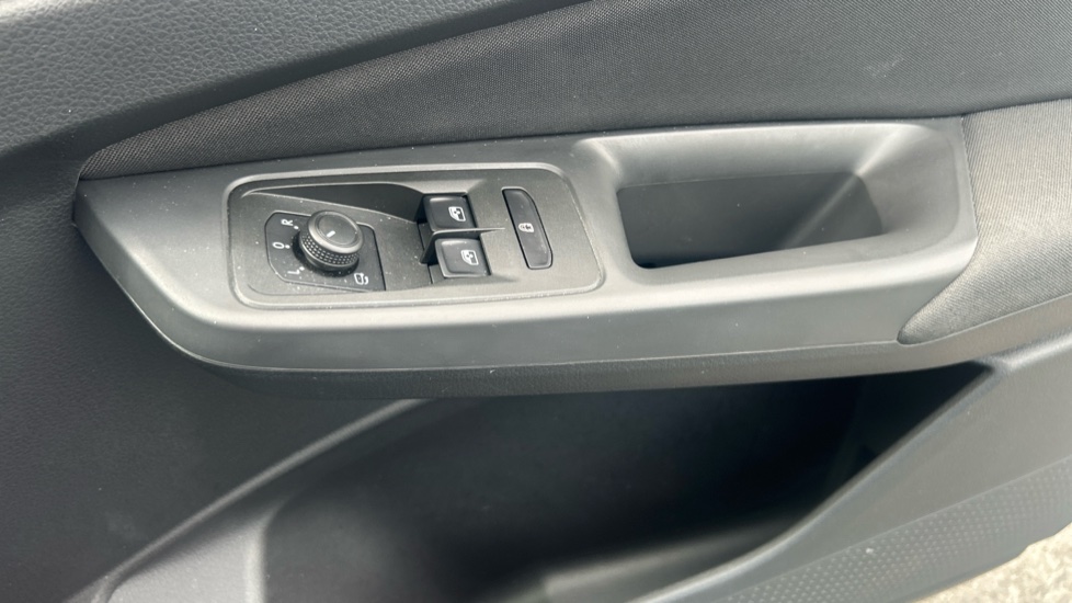 Ford Tourneo Connect 2.0 EcoBlue Titanium 5dr Auto Diesel Estate - Image 32