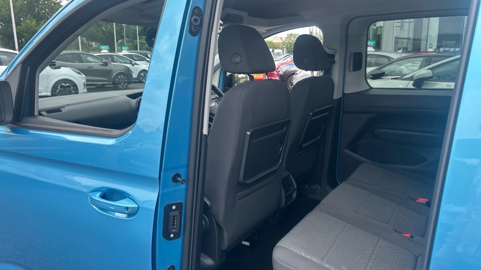 Ford Tourneo Connect 2.0 EcoBlue Titanium 5dr Auto Diesel Estate - Image 42