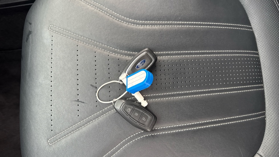 Ford Kuga 2.5 FHEV Vignale 5dr CVT Hybrid Estate - Image 19