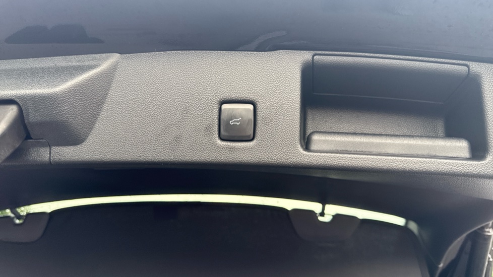 Ford Kuga 2.5 FHEV Vignale 5dr CVT Hybrid Estate - Image 21