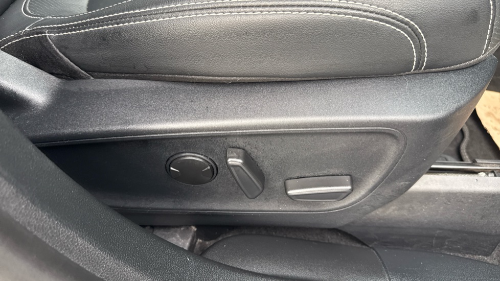 Ford Kuga 2.5 FHEV Vignale 5dr CVT Hybrid Estate - Image 28