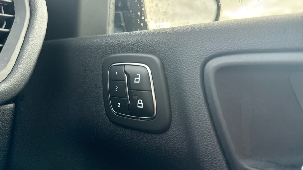 Ford Kuga 2.5 FHEV Vignale 5dr CVT Hybrid Estate - Image 39
