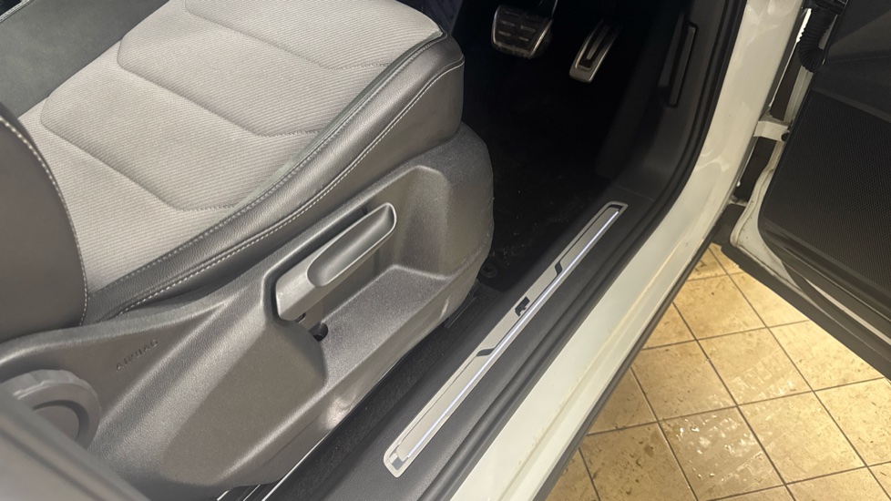 Volkswagen Tiguan 2.0 TDi 150 4Motion R-Line 5dr DSG Diesel Estate - Image 32