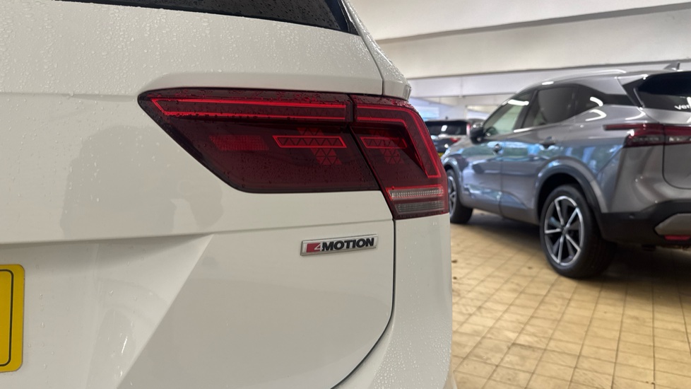 Volkswagen Tiguan 2.0 TDi 150 4Motion R-Line 5dr DSG Diesel Estate - Image 40