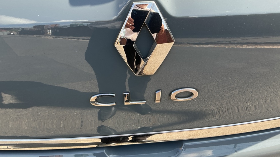 Renault Clio 0.9 TCE 90 Iconic 5dr Petrol Hatchback - Image 33
