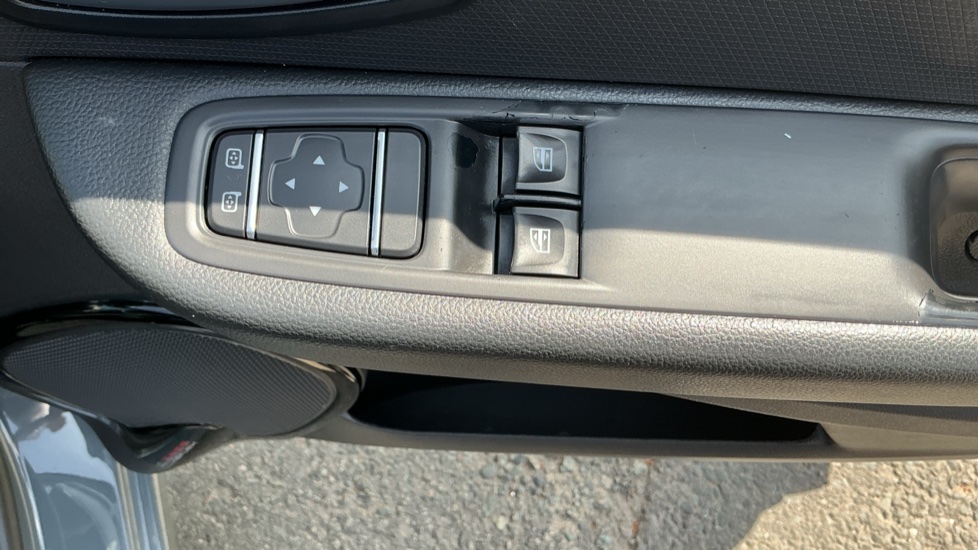 Renault Clio 0.9 TCE 90 Iconic 5dr Petrol Hatchback - Image 38