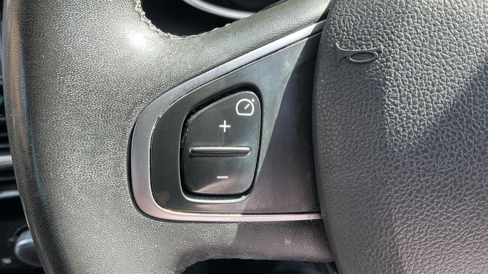 Renault Clio 0.9 TCE 90 Iconic 5dr Petrol Hatchback - Image 41