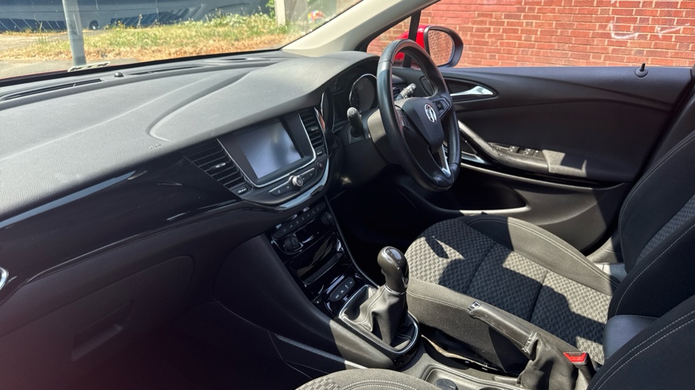 Vauxhall Astra 1.4T 16V 150 SRi 5dr Petrol Hatchback - Image 17