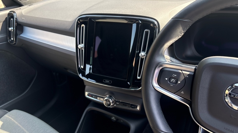Volvo XC40 2.0 B4P Plus Dark 5dr AWD Auto Petrol Estate - Image 14