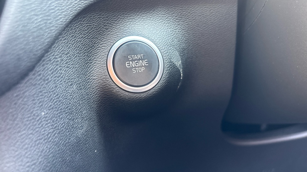 Volvo XC40 2.0 B4P Plus Dark 5dr AWD Auto Petrol Estate - Image 31