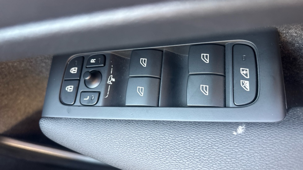 Volvo XC40 2.0 B4P Plus Dark 5dr AWD Auto Petrol Estate - Image 38