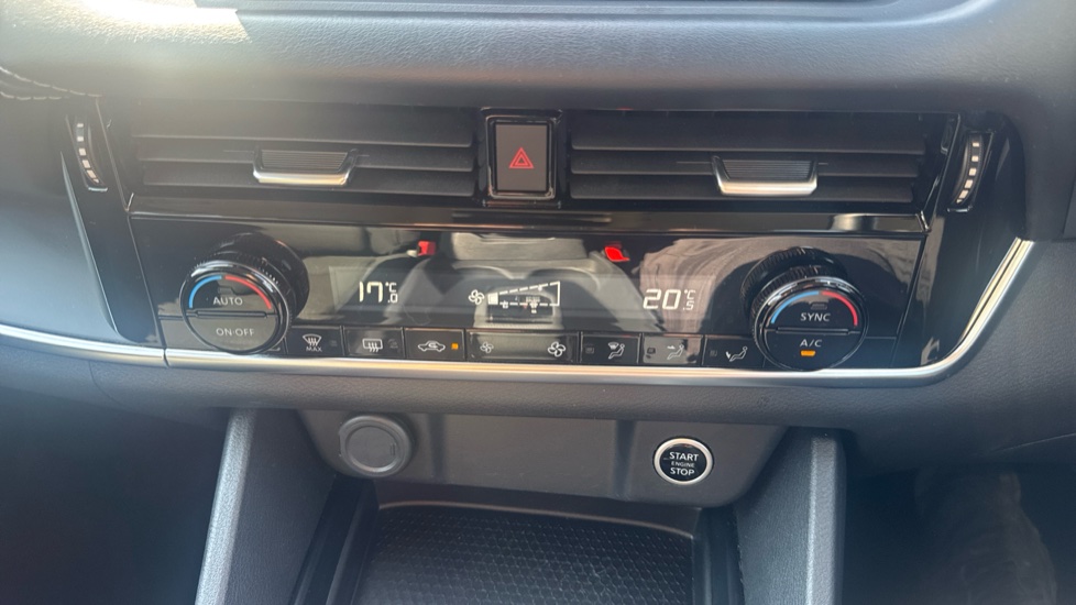 Nissan Qashqai 1.3 DiG-T MH 158 Acenta Premium 5dr Xtronic Petrol Hatchback - Image 27