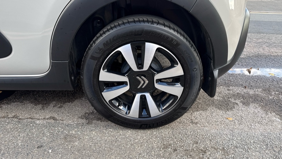 Citroen C3 1.2 PureTech Plus 5dr Petrol Hatchback - Image 37